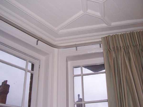 36mm Metropole achieves a tight corner in a Bay, pinch pleat curtains sit nicely in front of the flat surface
