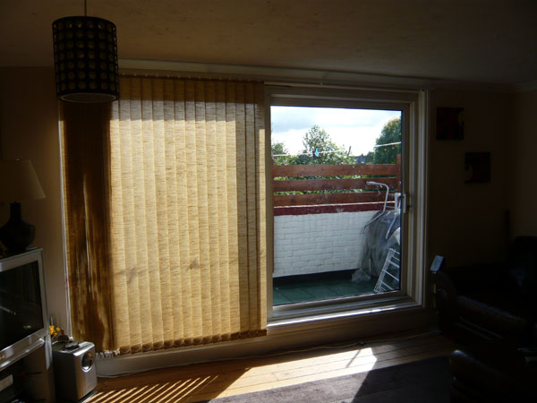 Vertical blind with Left-Hand stack and Left-Hand control