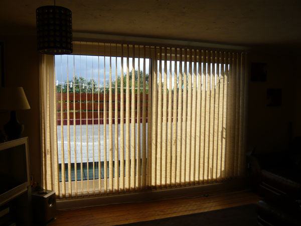 Vertical blind with Left-Hand stack and Left-Hand control